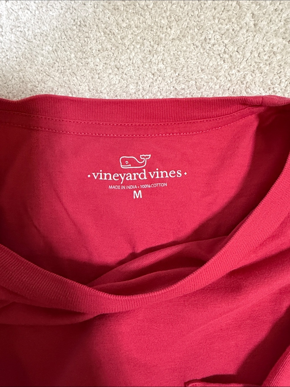 Vineyard Vines
Short-Sleeve Pocket Tee in red - Picture 2 of 3